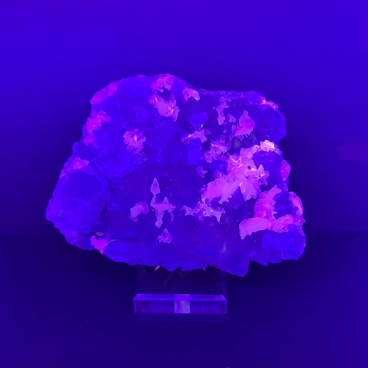 Fluorite Cube w/ UV